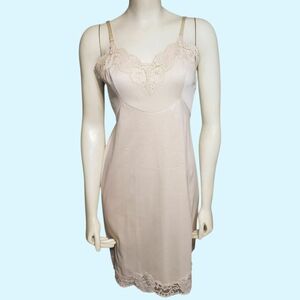 Vintage 70s Vanity Fair darker ivory / light beige lace trim slip size 34 S